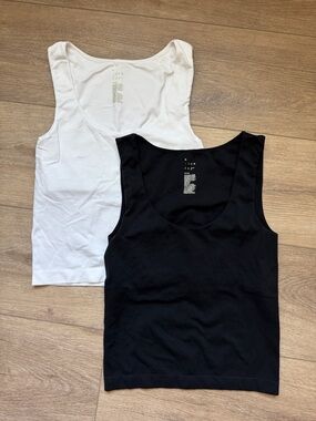 A New Day Seamless Black & White Tank Pair